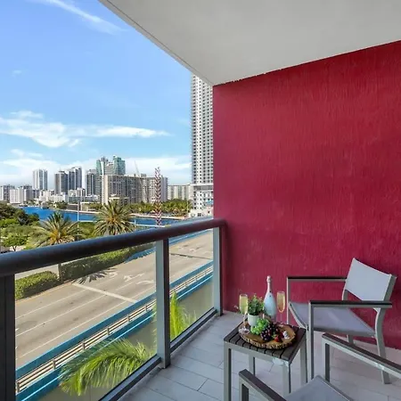 Modern Condo - Amazing Pool - Gym - Balcony